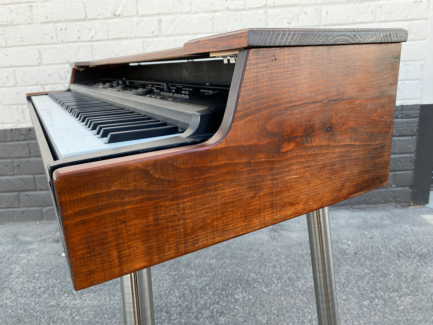 CV Keyboards Wurlitzer 140 Vintage-Style Piano Shell Keyboard Stand