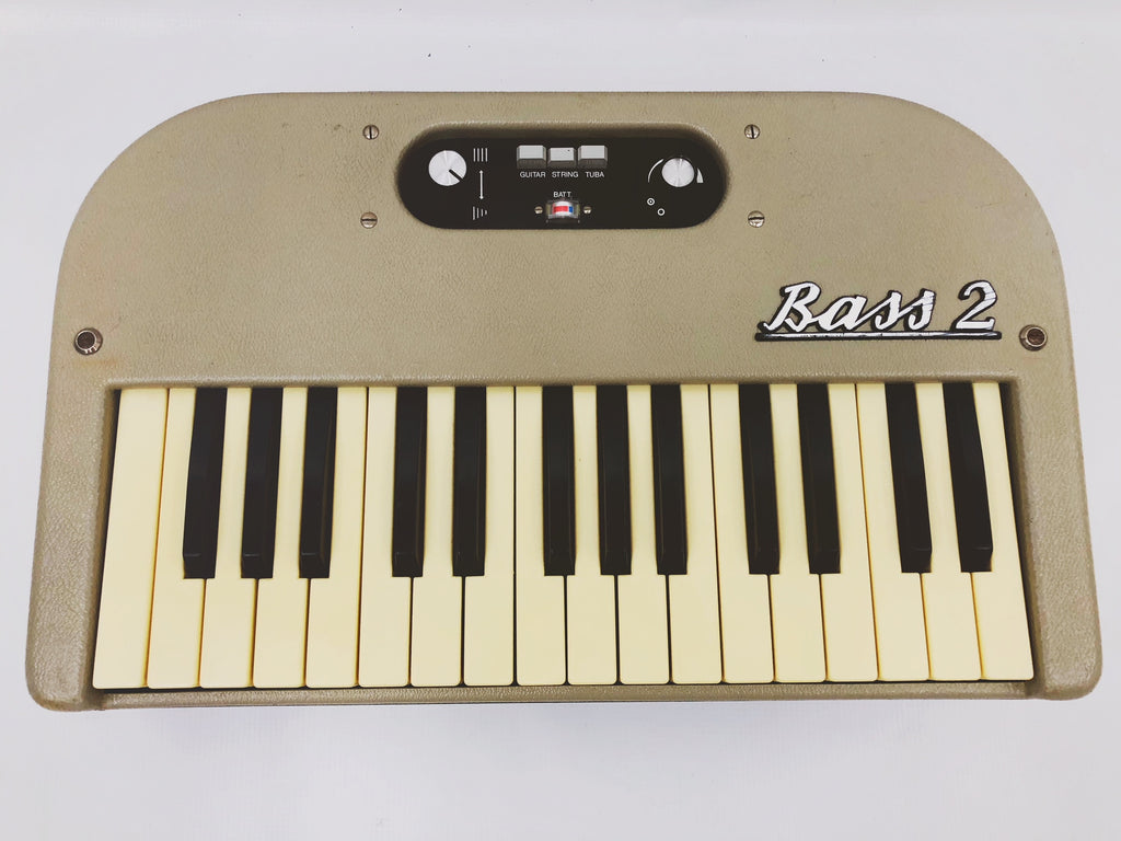 Bass shop synthesizer keyboard