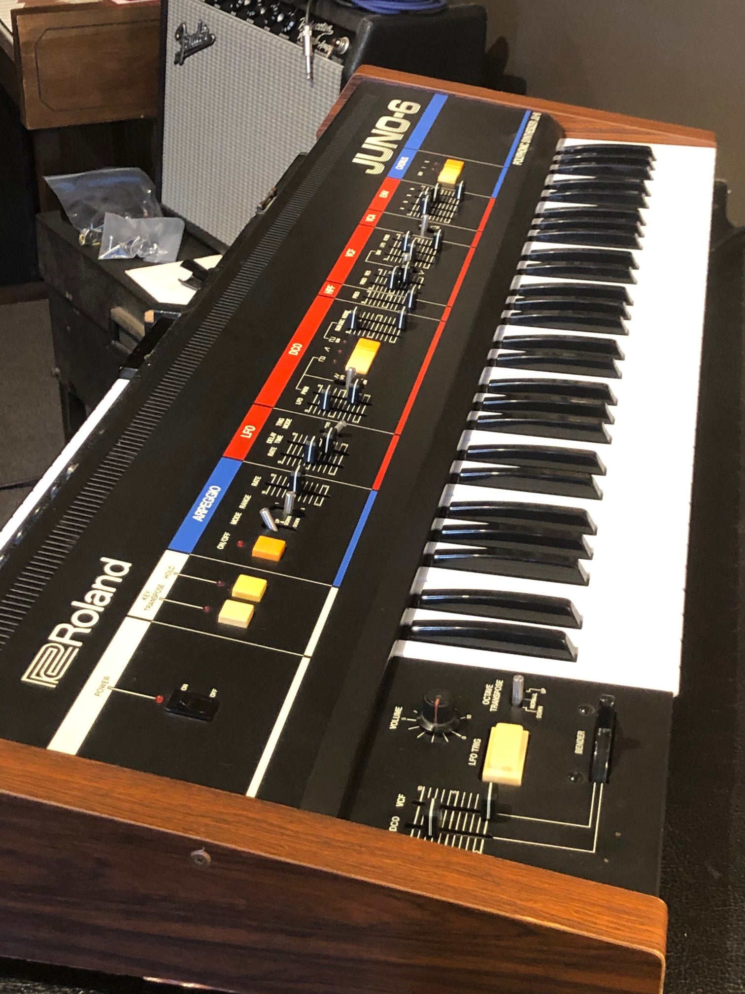 [マリンゴールド] Roland JUNO-6 Roland Juno-6 | Vintage Synth Explorer